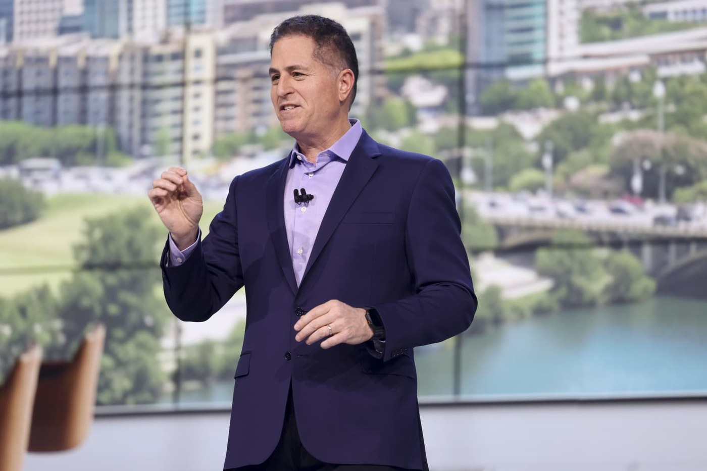 Dell surges 9% after lifting fiscal 2027 forecast on AI server strength