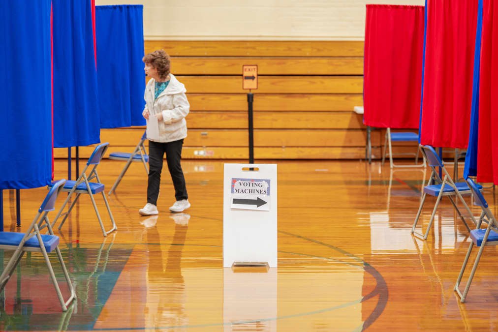 Election officials ban certain public workers from trading on prediction markets ahead of midterms